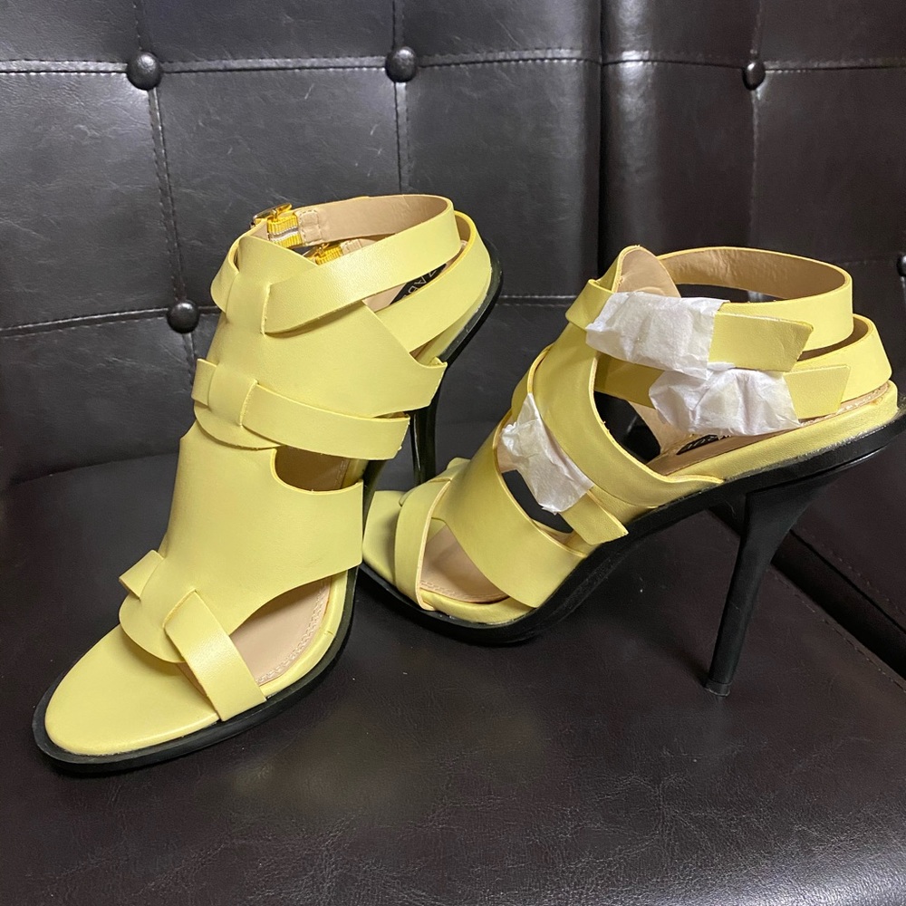 Izabella Rue Heels - Picture 3 of 6